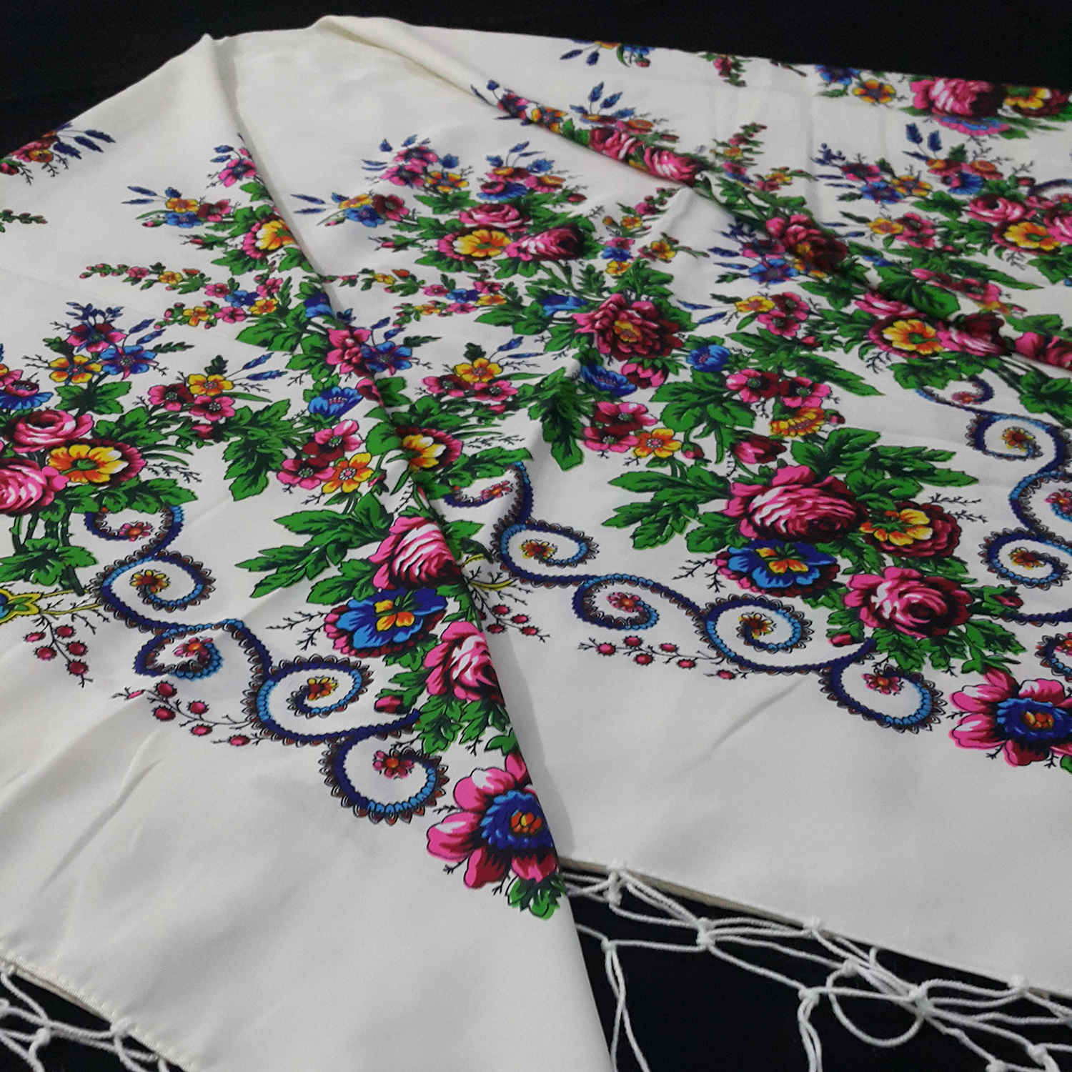 Écharpe Ethnique Turkmène – Élégance et Tradition avec un Motif Floral en Blanc