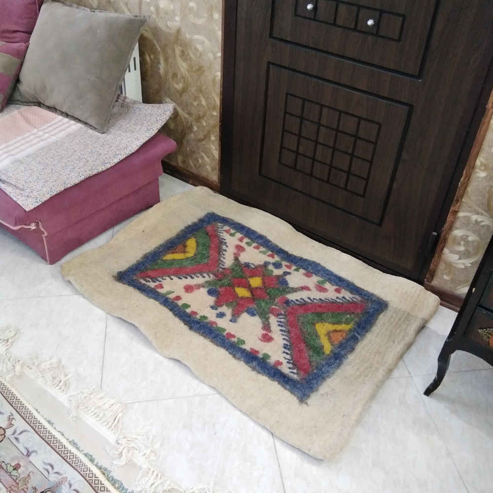 Tapis en feutre de laine persan 100% naturel et fait main Tahoora