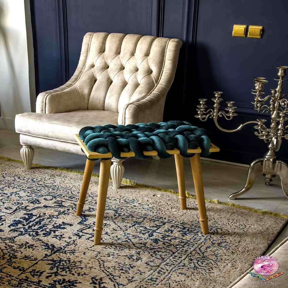 Tabouret moderne à pieds tricoté couleur bleue