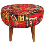 Pouf persan rouge traditionnel avec pieds en bois et tissu en velours Mohana