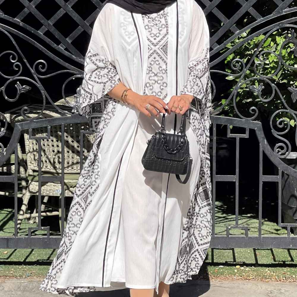 Abaya Élégante pour Femmes avec Manches Aériennes et Tissu Doux