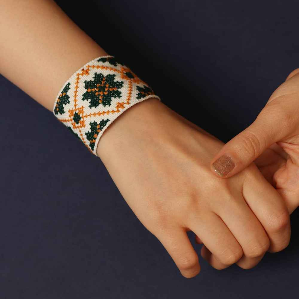 Persisches besticktes Set aus Ohrringen & Armband Modell Dara