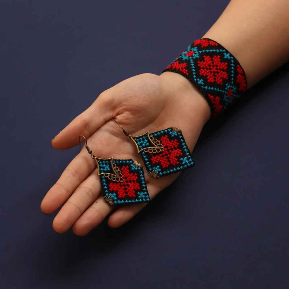 Persisches besticktes Set aus Halskette, Armband & Ohrringen Hasti