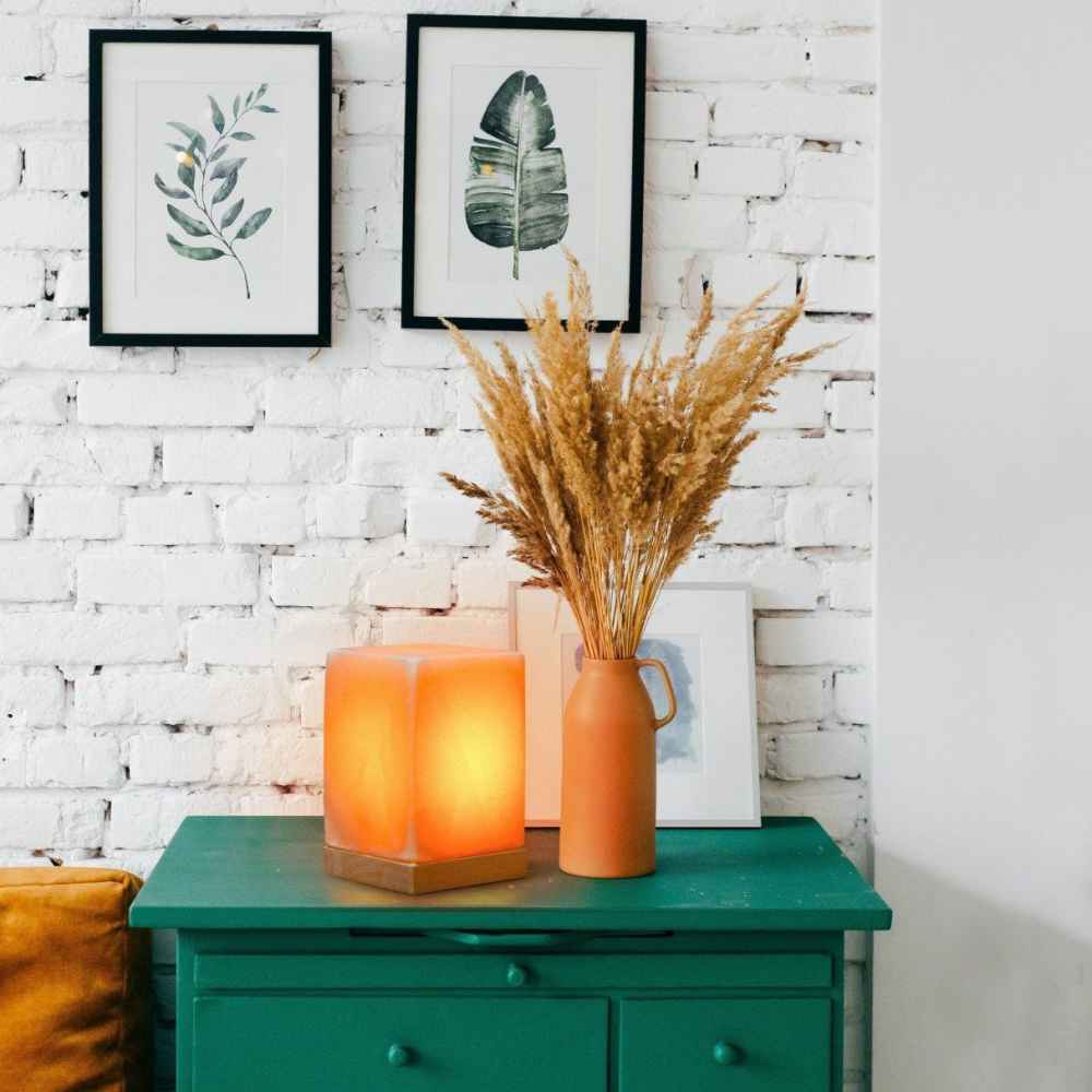 Lampe de sel persane cube – design Dara fait main avec base en bois