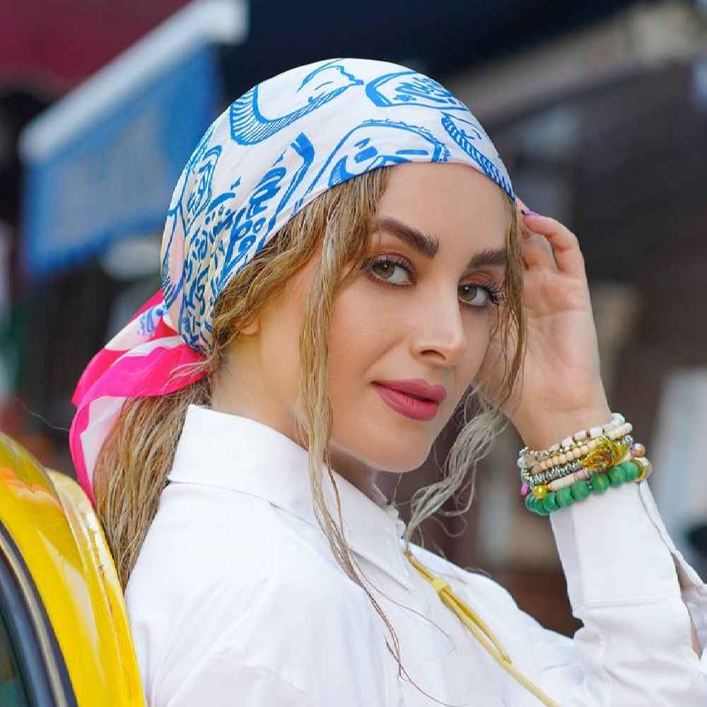 Foulard Miniature en Soie Persane pour Femme - Motif Artistique, Luxueux et Vibrant Sepid