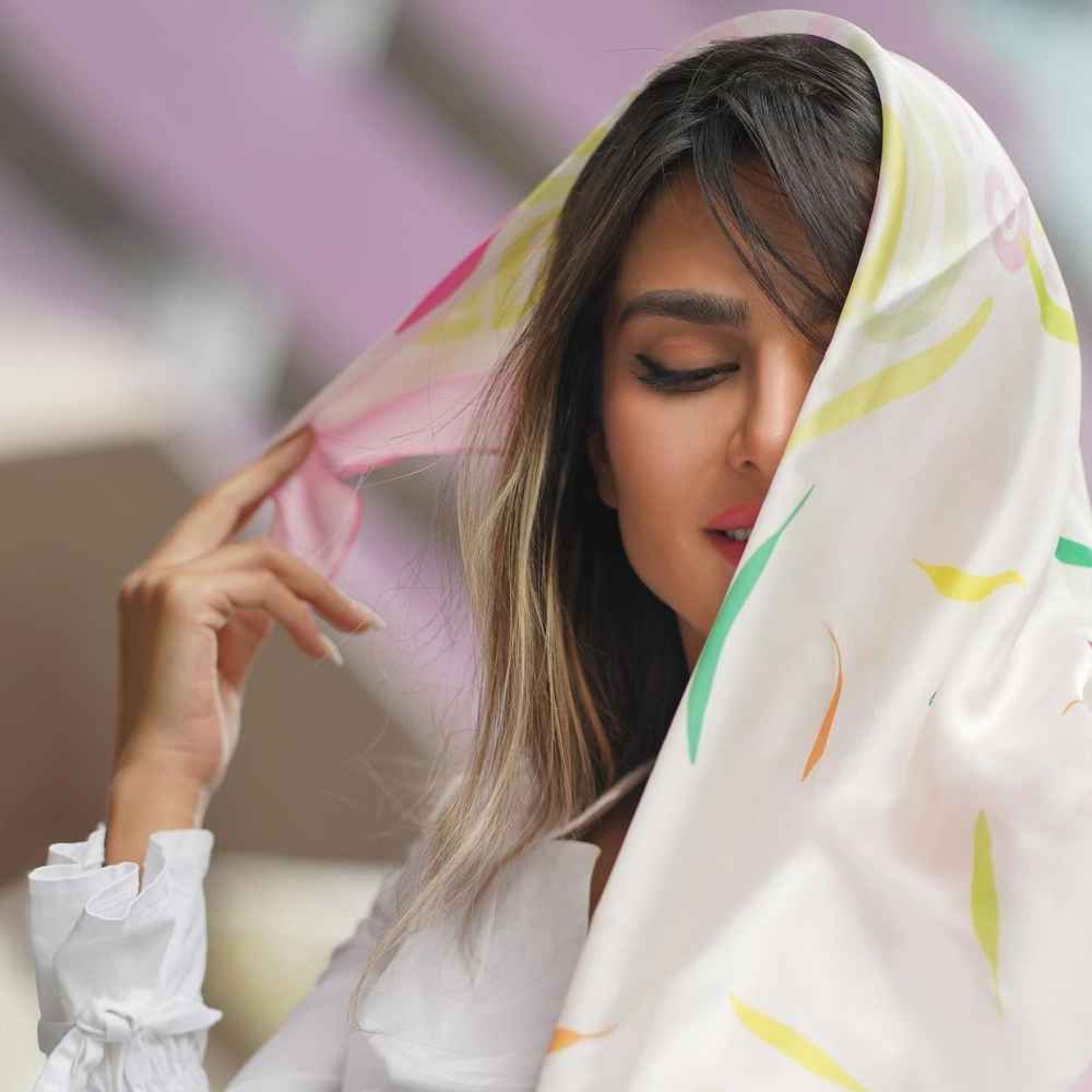 Foulard Miniature en Soie Persane pour Femme – Motif Artistique, Luxueux et Vibrant Arezoo