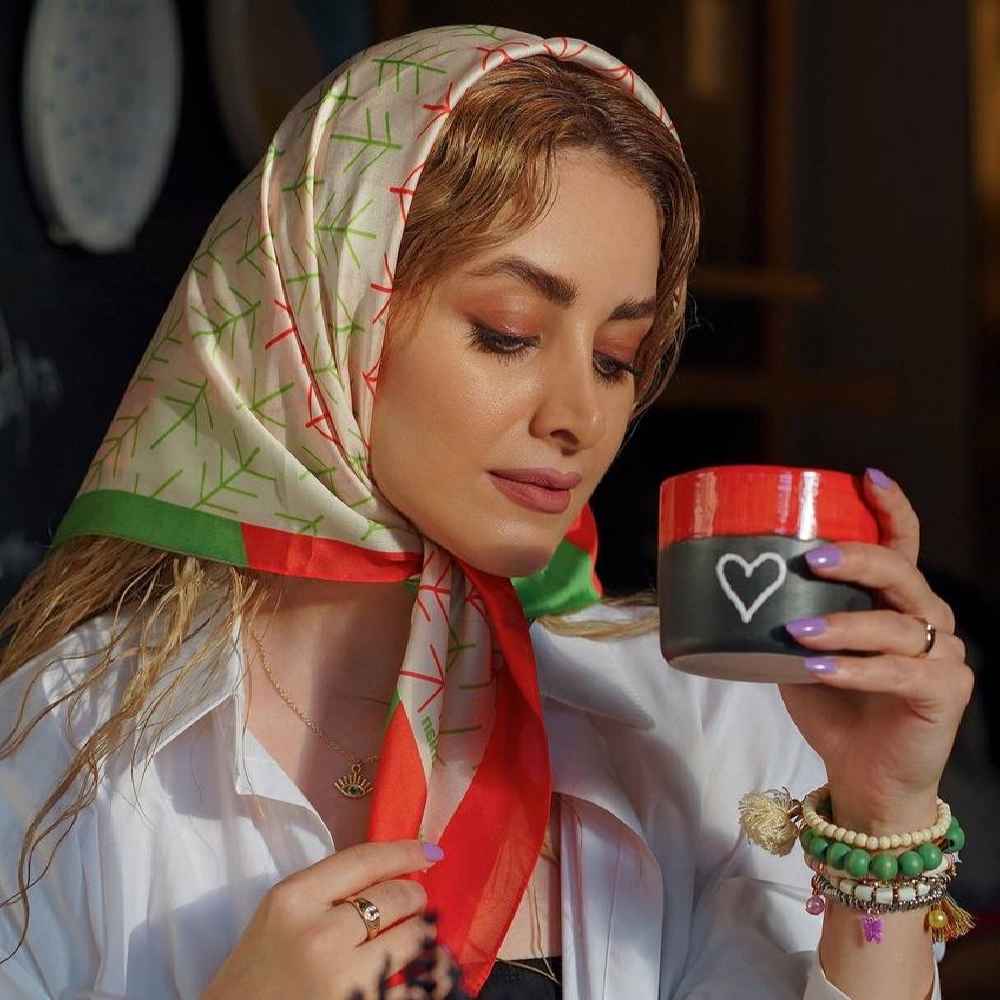 Foulard Miniature en Soie pour Femme - Motif Artistique, Luxueux et Vibrant Paeezan