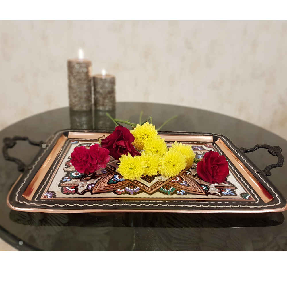 Plateau en cuivre décoratif gravé et martelé avec art artisanal persan Saboura
