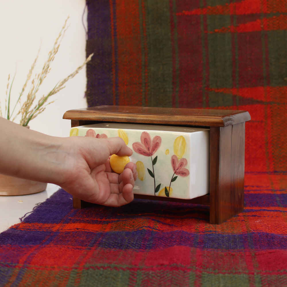 Commode en bois avec 1 tiroir en céramique fabriquée à la main – Fleurs