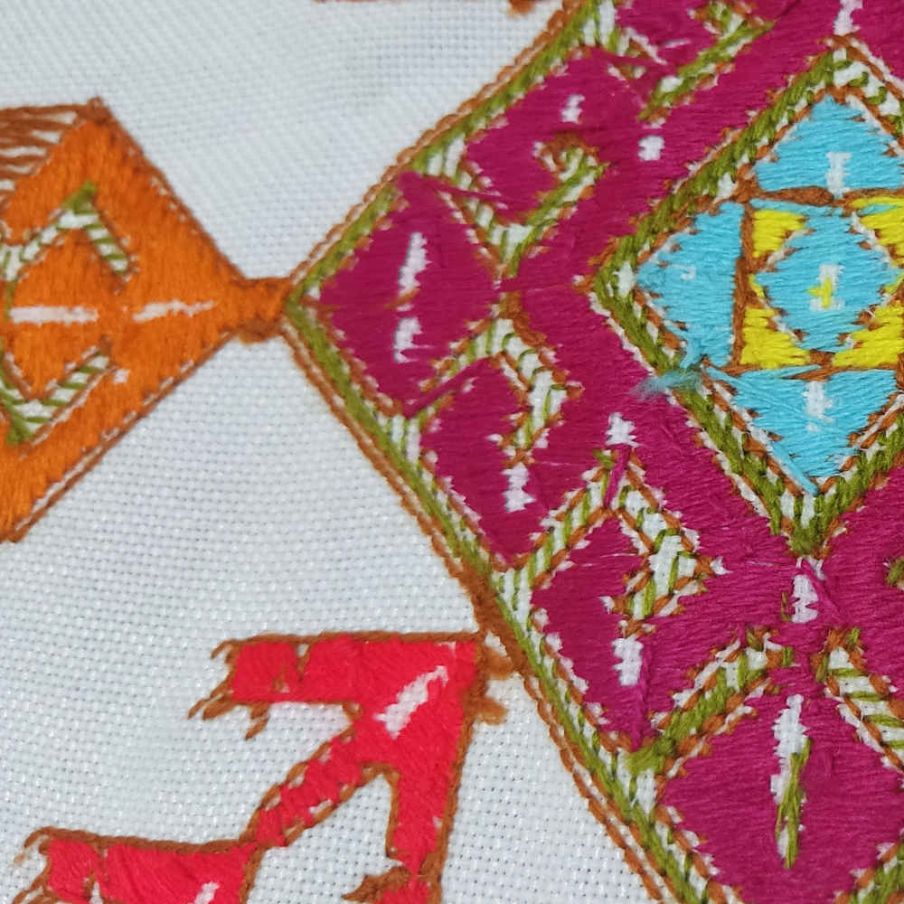 Tapisserie murale brodée persane – Art textile Ania