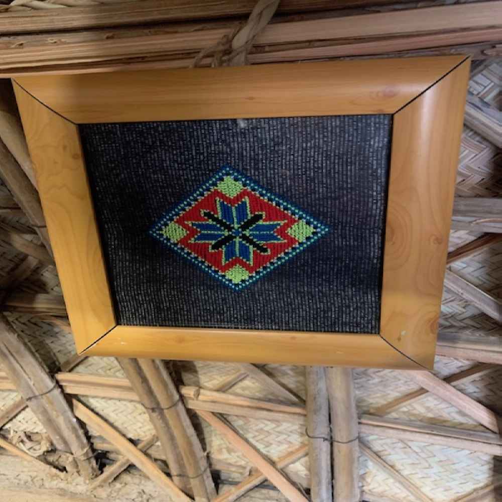 Tapisserie murale brodée persane – Art textile floral Hadi