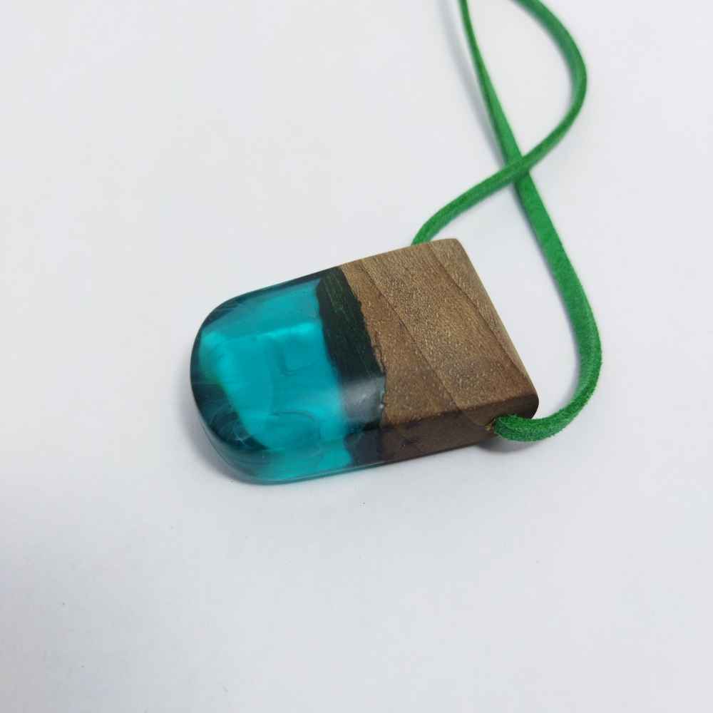 Collier Bois & Résine Artisanal Style Audacieux Oghyanous