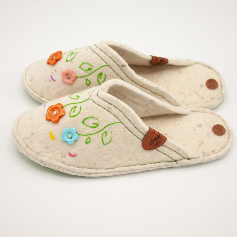 Pantoufles en feutre persan – Design floral