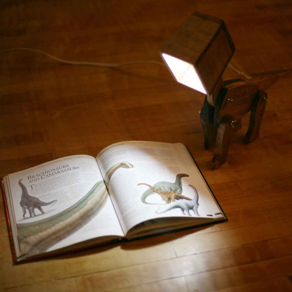 Lampe de bureau en bois fantaisie – dinosaure fait main et réglable