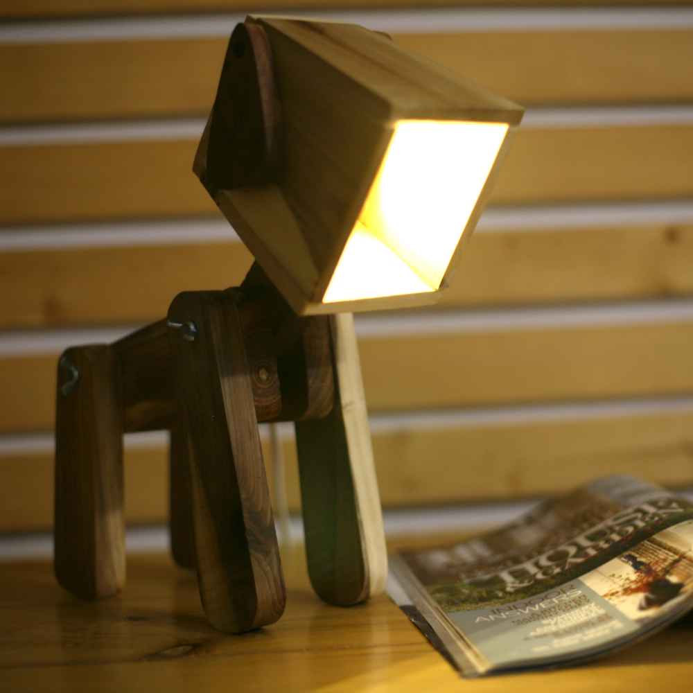 Lampe de bureau en bois fantaisie – chien fait main et réglable