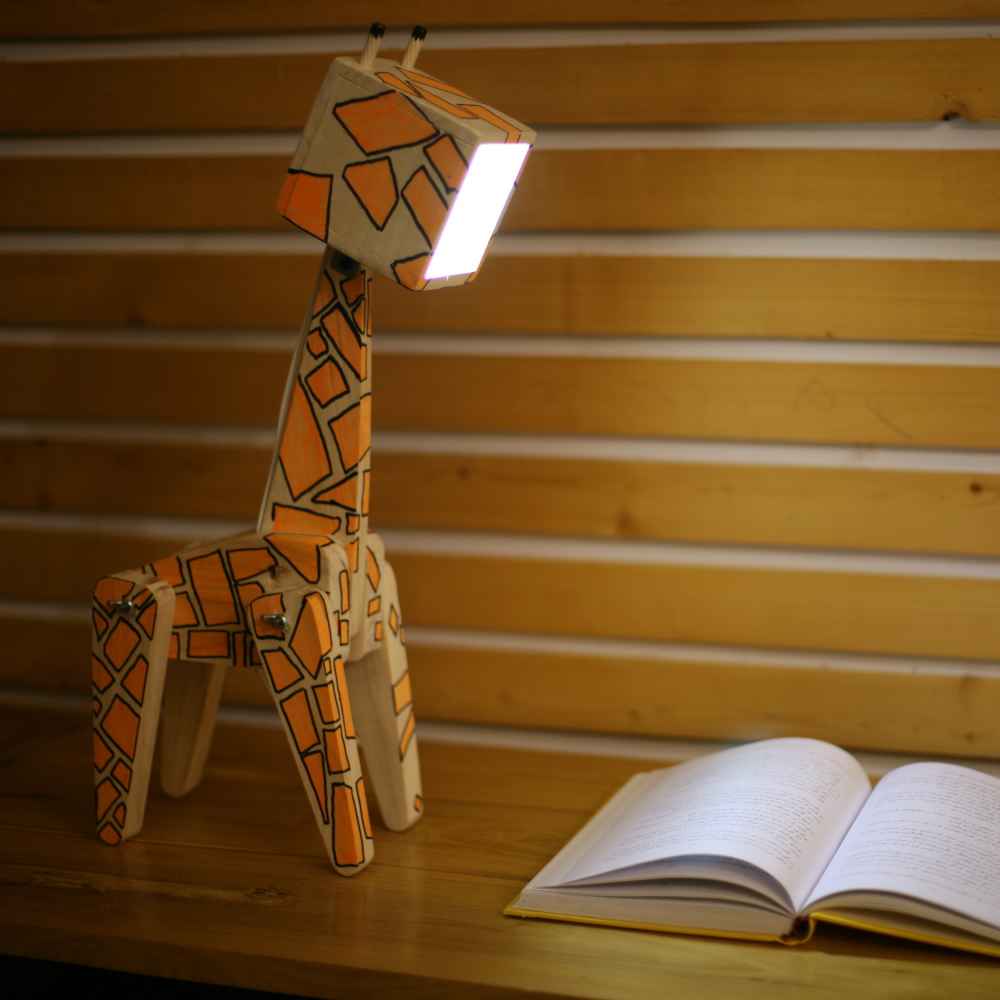 Lampe de bureau en bois fantaisie – girafe fait main et réglable