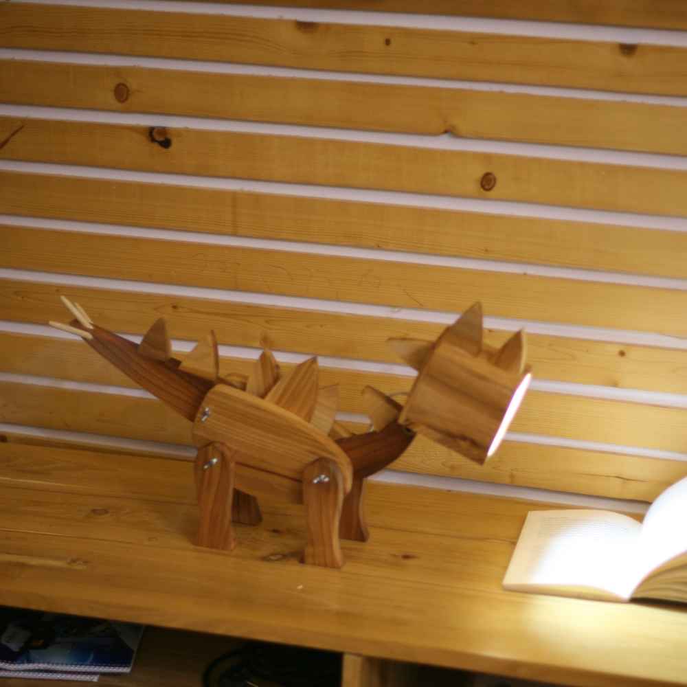 Lampe de bureau en bois fantaisie – stégosaure fait main et réglable