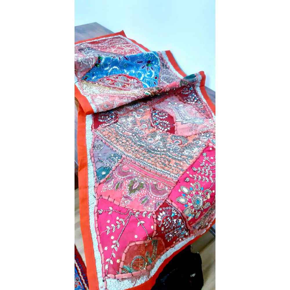 Chemin de Table Brodé à la Main Modèle Horasa