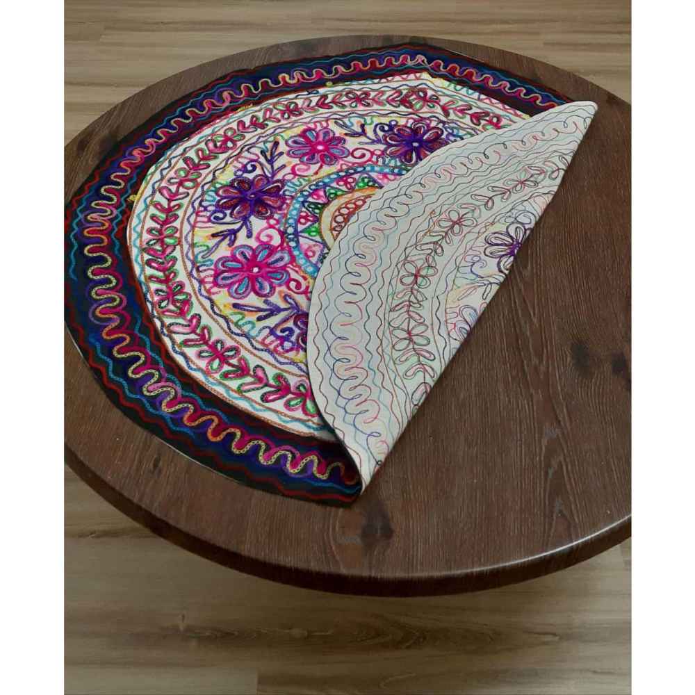 Nappe ronde brodée à la main Modèle Kian