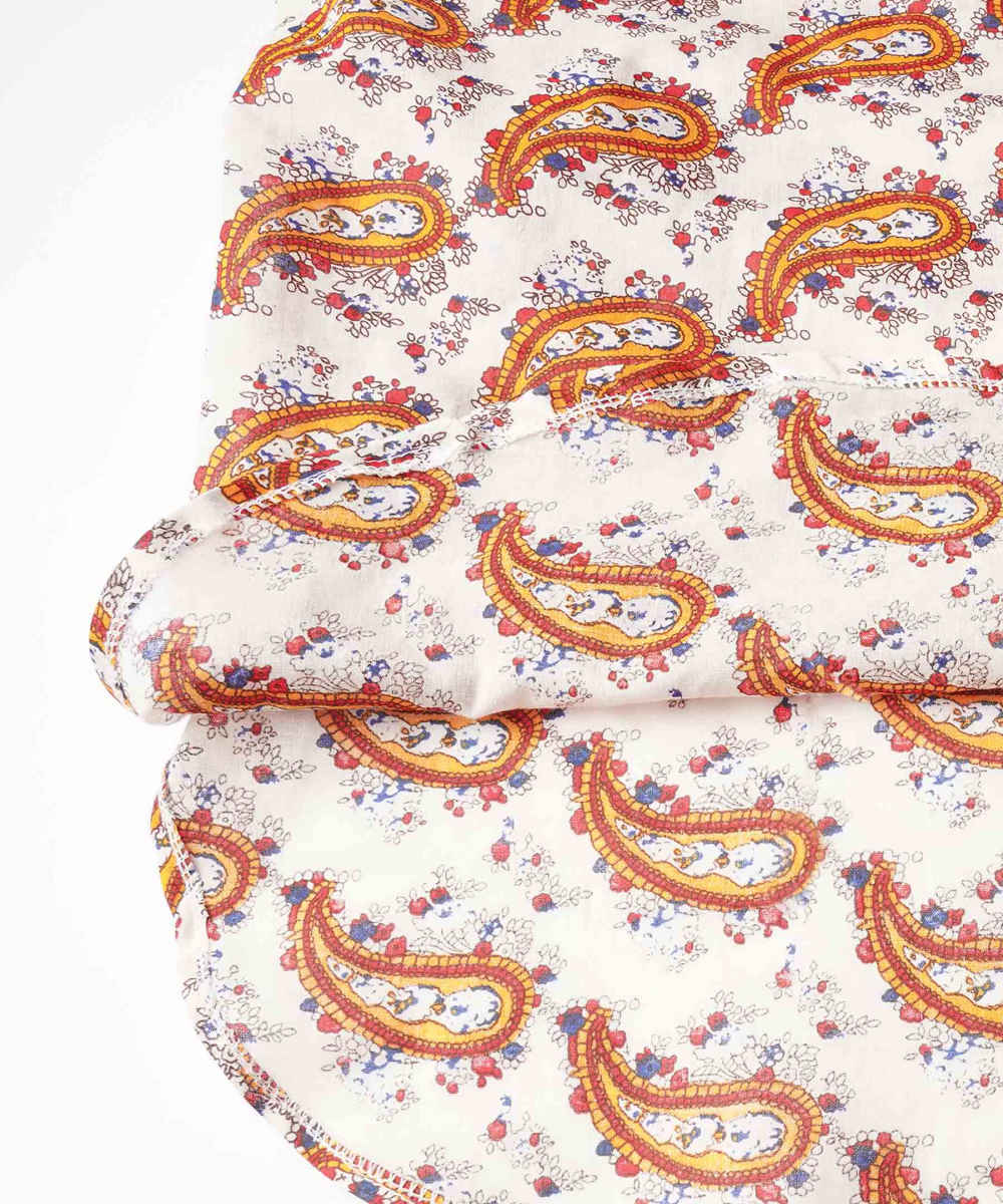 Modèle de robe de mode féminine Paisley