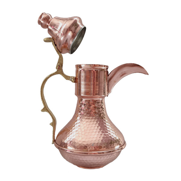 Cafetière traditionnelle arabe en cuivre martelé pour préparer le Qahwa et le café arabe