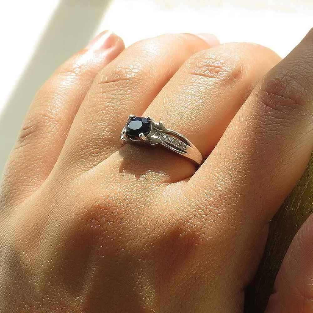 Bague de fiançailles en argent avec rubis bleu Bliss pour femmes Kiana