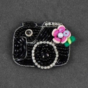 Épinglette féminine faite main perles – Modèle Caméra