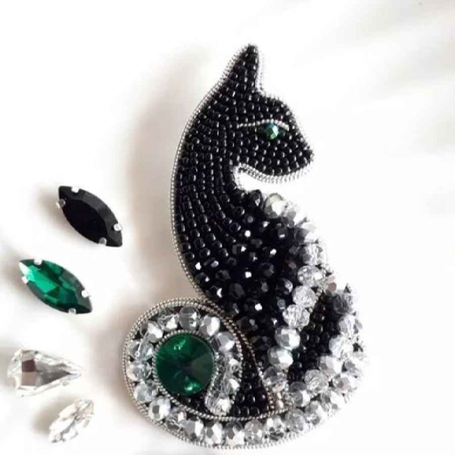 Épinglette féminine faite main perles – Design Chat