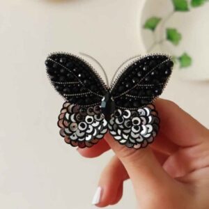Épinglette féminine faite main perles – Modèle Sombre
