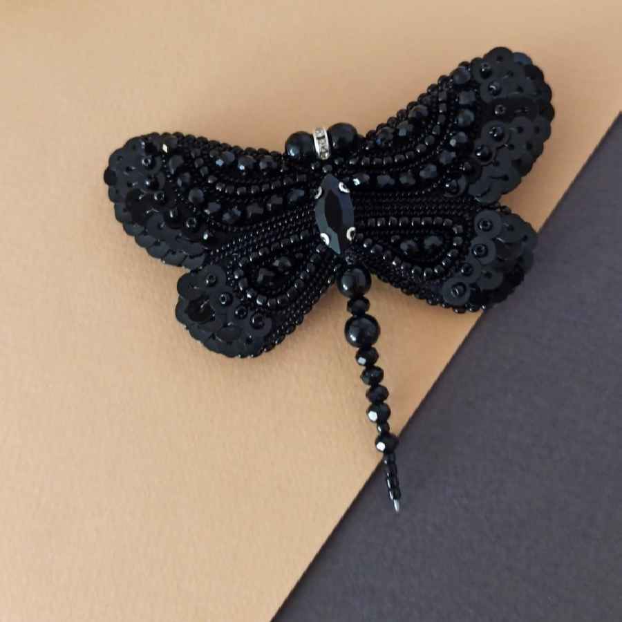 Épinglette féminine faite main perles – Modèle Libellule