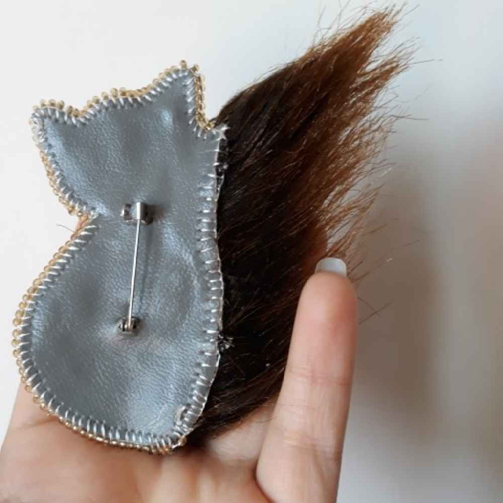 Épinglette féminine faite main perles – Modèle Renard