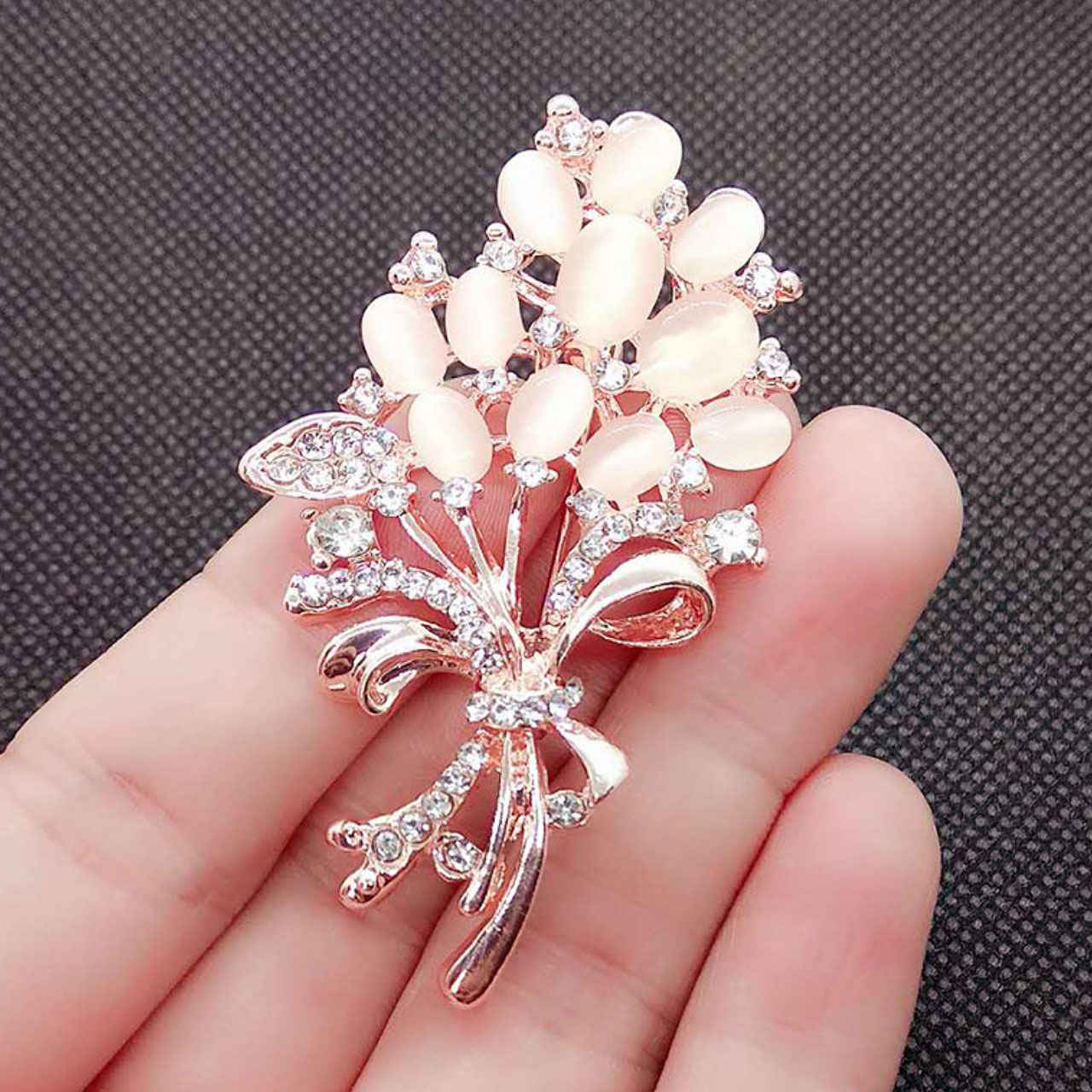 Flower Brooch Pin – Steel Bouquet Style: Broche Fleur – Style Bouquet en Acier