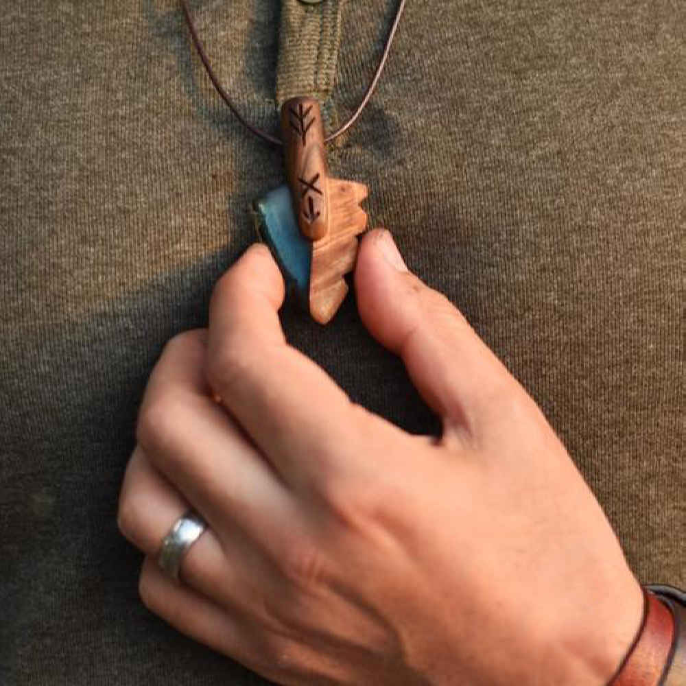 Pendentif en bois sculpté avec résine fait main artistique Neize