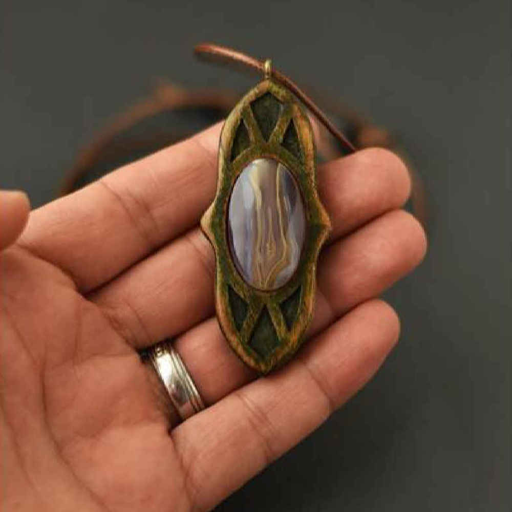 Pendentif en bois sculpté avec pierre Agate fait main artistique Eslimi