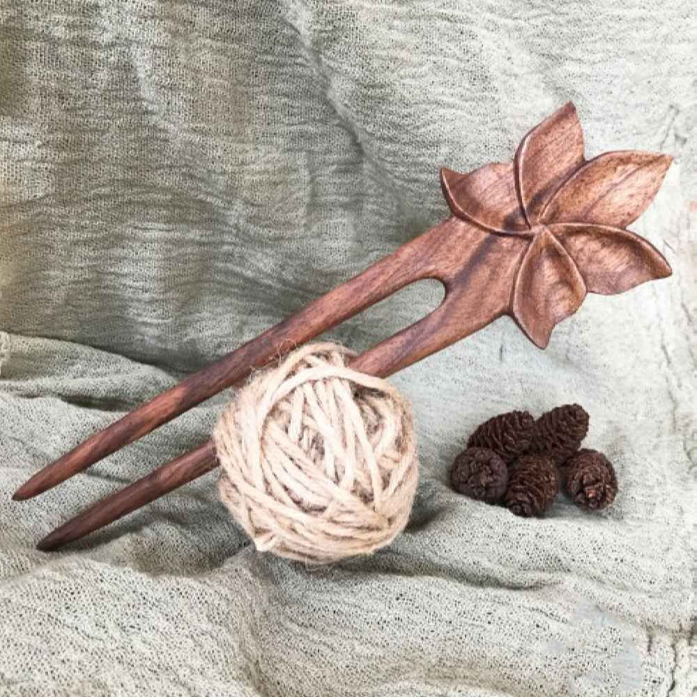 Fourche à Cheveux en Bois Faite à la Main Finition Mate Design Fleur de Lotus Taille Grande