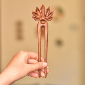 Fourche à Cheveux en Bois Faite à la Main Finition Mate Design Fleur de Lotus Taille Grande