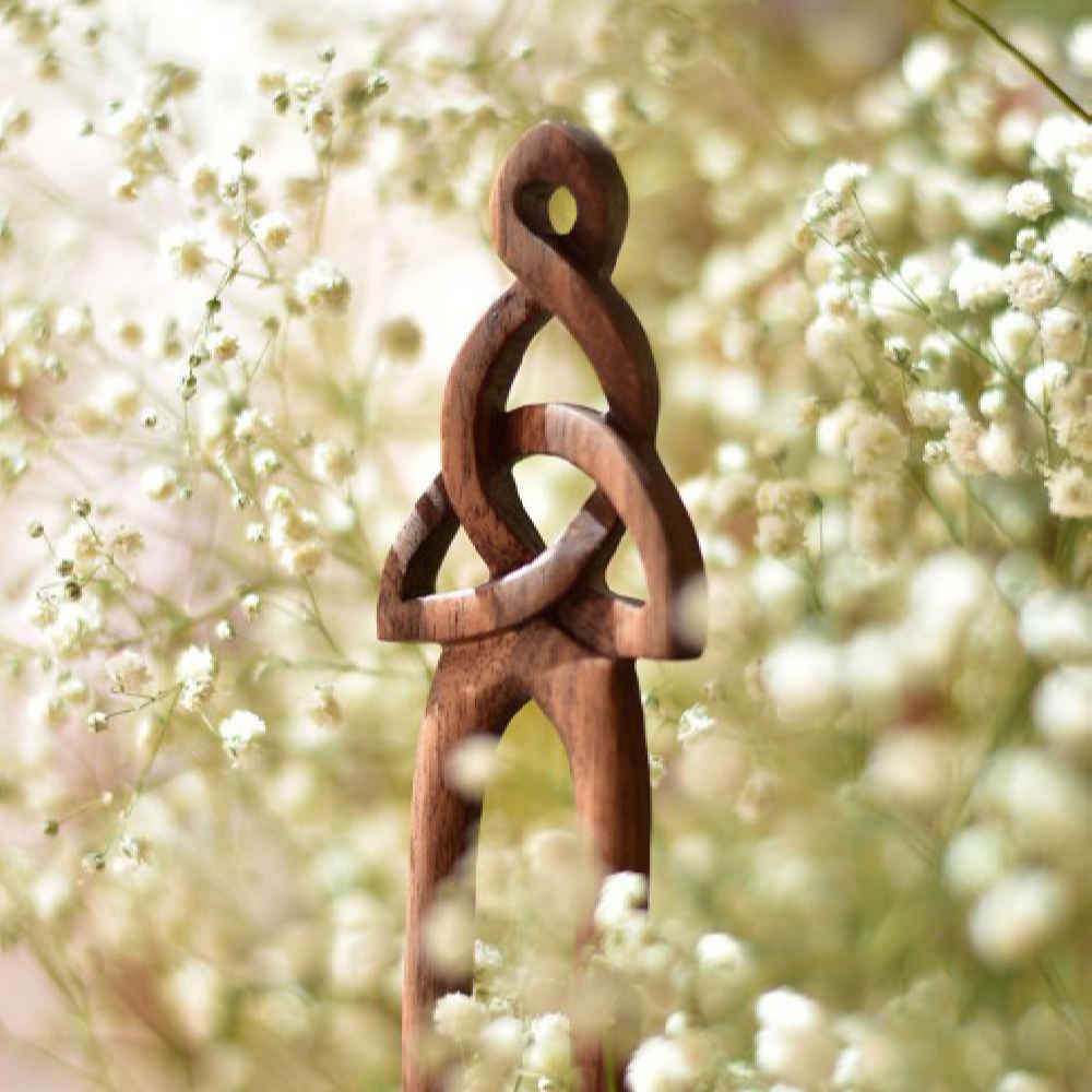 Fourche à Cheveux en Bois Faite à la Main Finition Mate Design Celtique Taille Grande