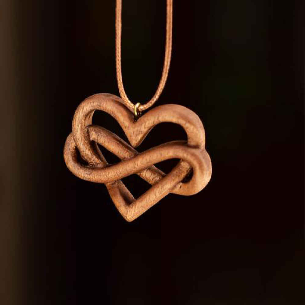 Collier en bois fait main avec style artistique Cœur