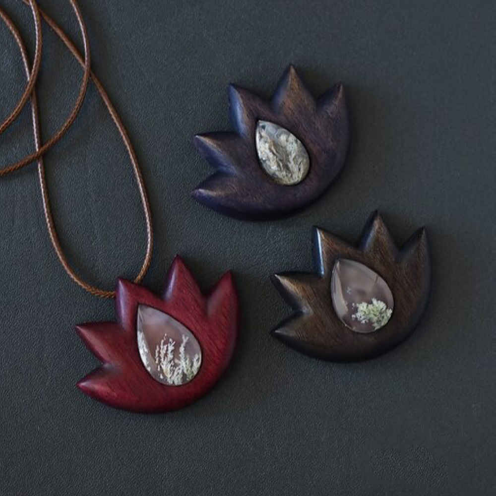 Collier en bois fait main avec style artistique Lotus