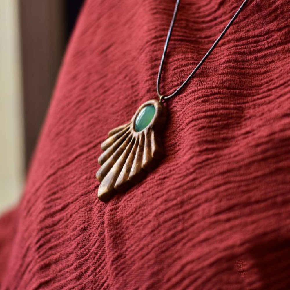 Collier en bois fait main avec style artistique Mesri