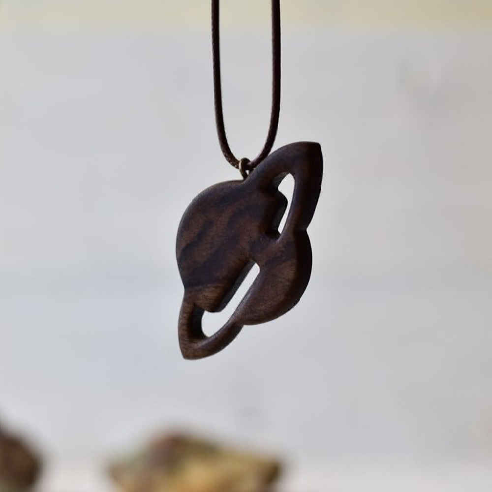 Collier en bois fait main avec style artistique Saturne