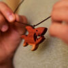 Pendentif en bois sculpté fait main artistique Requin