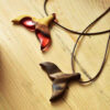 Ensemble de 2 pendentifs en bois sculpté avec résine fait main artistique Dauphin