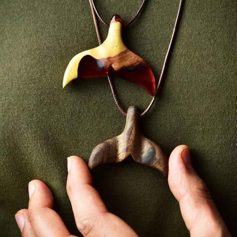 Ensemble de 2 pendentifs en bois sculpté avec résine fait main artistique Dauphin