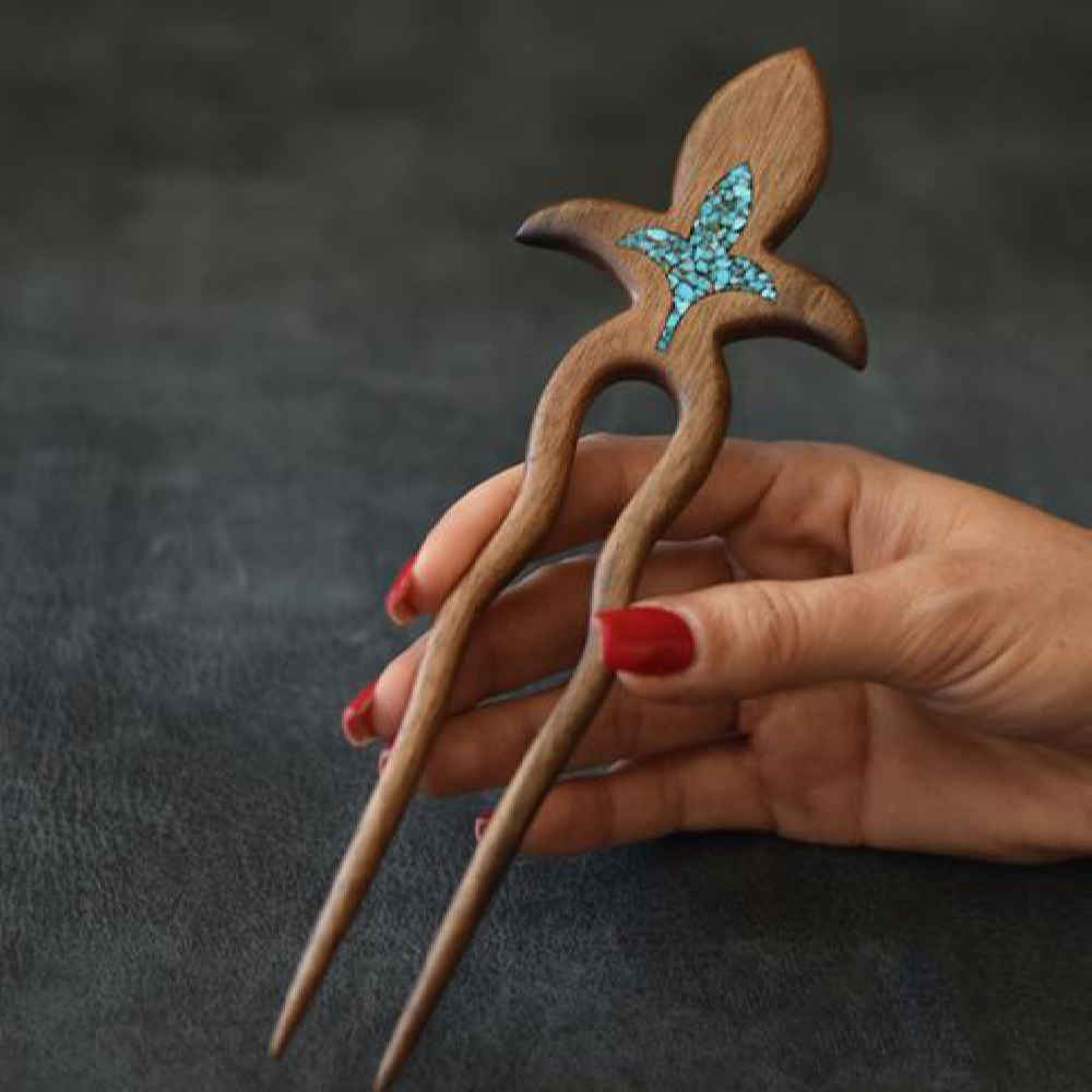 Fourche à Cheveux en Bois Faite à la Main Finition Mate Design Fleur de Lotus Taille Grande