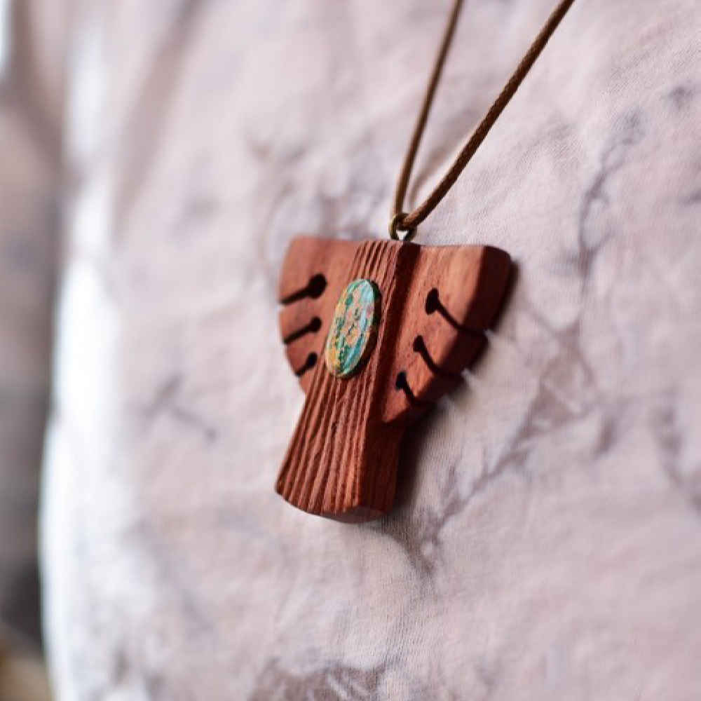 Pendentif en bois et turquoise collier modèle Ahura