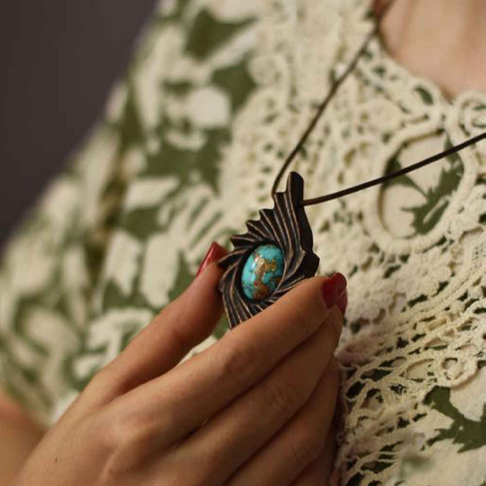 Pendentif en bois sculpté avec pierre turquoise fait main artistique Exir