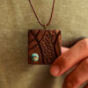 Pendentif en bois sculpté avec pierre turquoise fait main artistique Marcel