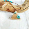 Collier pendentif en bois avec style artistique Triangle et turquoise