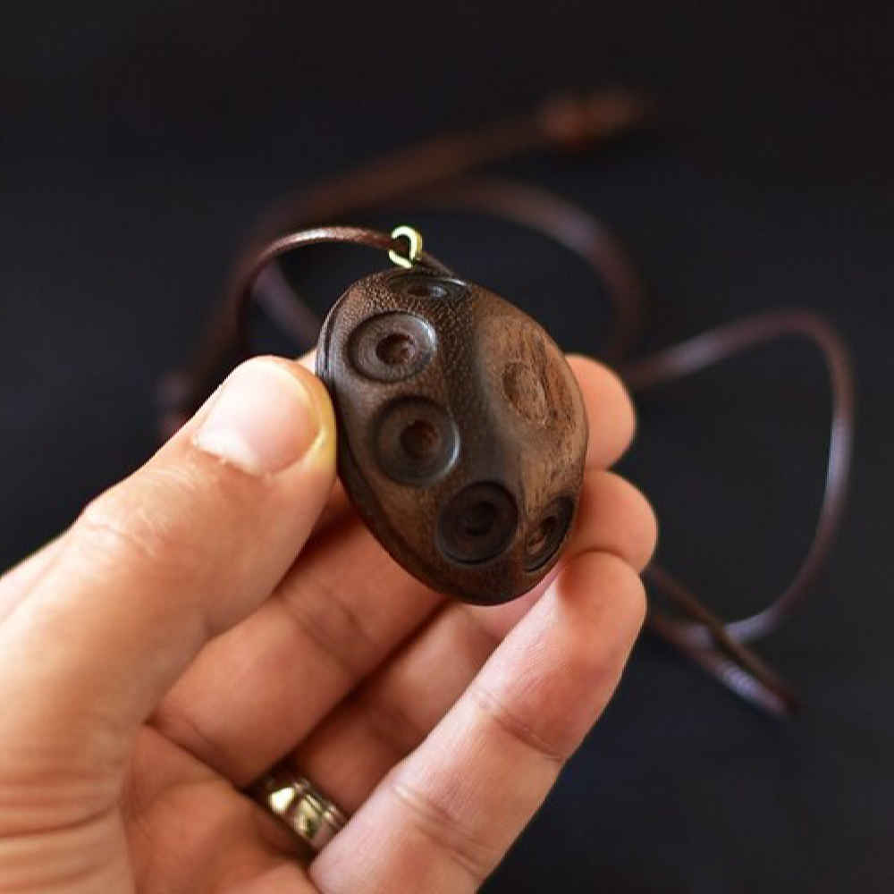 Collier en bois fait main avec style artistique Hang Drum